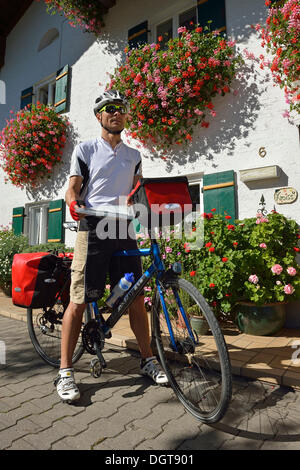 Les cyclistes en face d'une ferme, Schoenram, brasserie, Chiemgau Haute-bavière, Bavière Banque D'Images