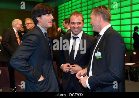 Nuremberg, Allemagne. 24 Oct, 2013. L'entraîneur national allemand Jogi Loew (l) ; l'entraîneur adjoint de l'équipe nationale allemande Hansi Flick et entraîneur gardien allemand Andreas Koepke lors de la DFB Bundestag à la CCN de Nuremberg à Nuremberg, Allemagne, 24 octobre 2013. Photo : Lars Baron/dpa/Alamy Live News Banque D'Images