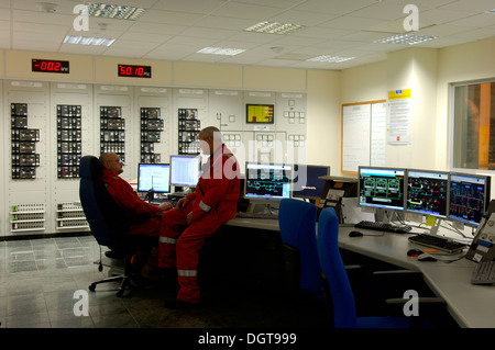 Discuter des techniciens des opérations à Barry Power Station appartenant à Centrica. Banque D'Images