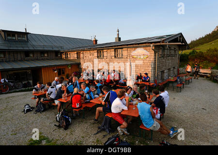 Les vététistes se reposant à Steinling Alm, Montagne Kampenwand, Chiemgau, Haute-Bavière, Bavière Banque D'Images