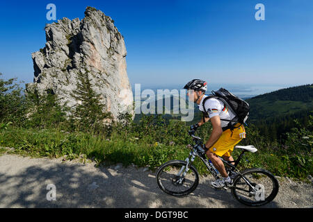 Vélo de montagne en face de Staffelstein rock at Mt, Kampenwand, Kampen, Chiemgau Haute-bavière, Bavière, Allemagne Banque D'Images