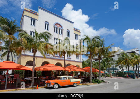 Une voiture classique en stationnement sur Ocean Drive, à South Beach, Miami, Floride, USA Banque D'Images