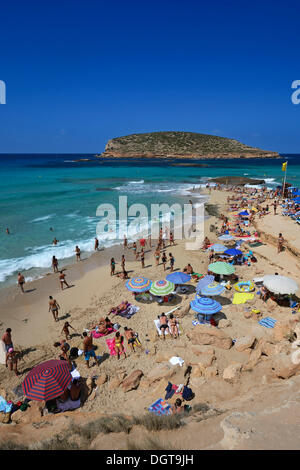 Les touristes sur la plage, Cala Comte, Platges de Comte, Ibiza, îles ou Pitiusic Pine Islands, Îles Baléares, Espagne, Europe Banque D'Images