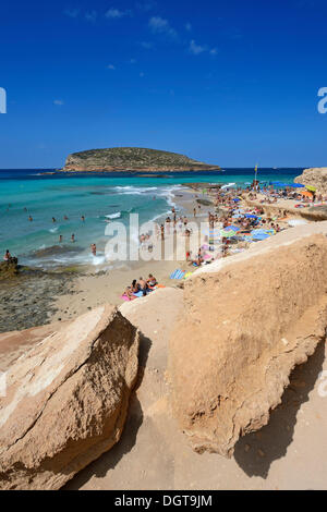 Les touristes sur la plage, Cala Comte, Platges de Comte, Ibiza, îles ou Pitiusic Pine Islands, Îles Baléares, Espagne, Europe Banque D'Images