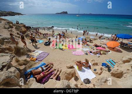 Les touristes sur la plage, Cala Comte, Platges de Comte, Ibiza, îles ou Pitiusic Pine Islands, Îles Baléares, Espagne, Europe Banque D'Images