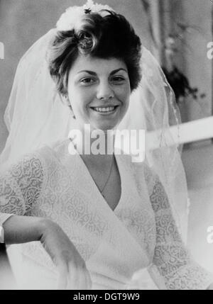 Jeune femme en robe de mariée, Leipzig, Saxe, Allemagne de l'Est, 1975 Banque D'Images