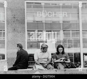 Lecture de personnes en face d'une librairie, Grimmaische Strasse, Université, Leipzig, Allemagne de l'Est, République démocratique allemande, RDA