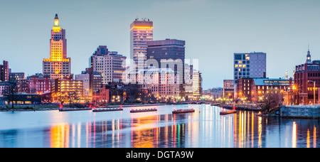 Providence, Rhode Island centre-ville paysage urbain Vue de dessus la Providence River. Banque D'Images