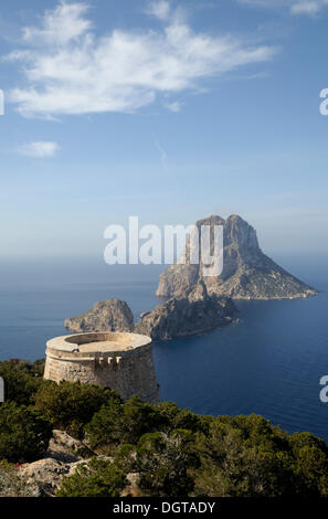 Torre del Pirata et les îles de es Vedranell et Es Vedra, Ibiza, Pityuses, Iles Baléares, Espagne, Europe Banque D'Images