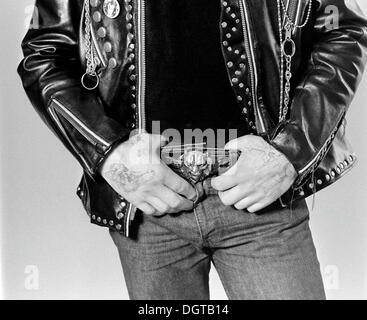 Biker avec un tatouage portant une veste en cuir, vers 1985, Leipzig, RDA, l'Allemagne de l'Est Banque D'Images