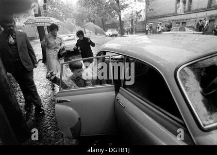 Enfant avec un cône de l'école d'entrer dans une voiture 311 Wartburg, Leipzig, Allemagne de l'est photographie historique autour de 1978 Banque D'Images
