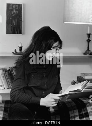 Jeune femme lisant un livre, Leipzig, Allemagne de l'est photographie historique autour de 1978 Banque D'Images