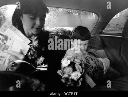 Mère et première niveleuse avec une école de cône dans une voiture, Leipzig, Allemagne de l'est photographie historique autour de 1978 Banque D'Images