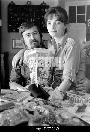 Les parents de l'école d'emballage un cône, Leipzig, Allemagne de l'est photographie historique autour de 1978 Banque D'Images