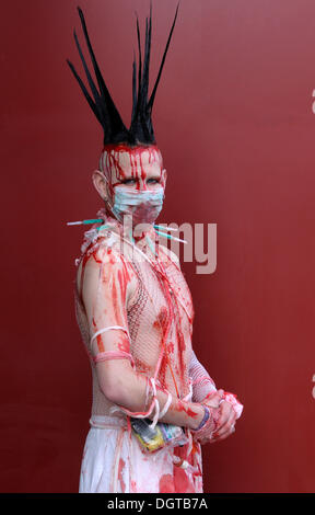 Jeune homme, couvert de faux sang, maquillage, Wave Gotik Treffen festival, Leipzig, Saxe Banque D'Images
