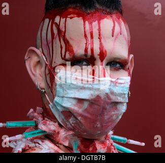 Jeune homme, couvert de faux sang, maquillage, portrait, Wave Gotik Treffen festival, Leipzig, Saxe Banque D'Images