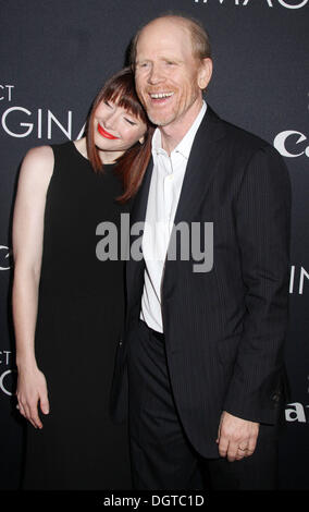 New York, USA. 24 Oct, 2013. L'actrice Bryce Dallas Howard et son père/réalisateur Ron Howard assister à la première mondiale de 'Projet Imaginat Canon10n' Soirée d'ouverture Film Festival qui a eu lieu à l'Alice Tully Hall. © ZUMAPRESS.com/Alamy Kaszerman Nancy/Live News Banque D'Images