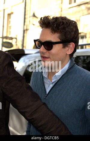 John Mayer, guitariste et compositeur américain arrivant à l'Oxford Union pour donner un talke. Banque D'Images