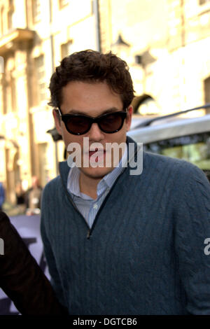 John Mayer, guitariste et compositeur américain arrivant à l'Oxford Union pour donner un talke. Banque D'Images