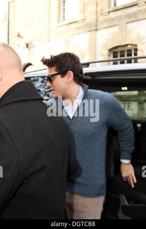 John Mayer, guitariste et compositeur américain arrivant à l'Oxford Union pour donner un talke. Banque D'Images