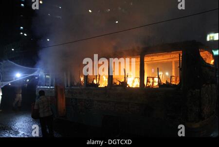 Dhaka, Bangladesh. 25 octobre, 2013. Un bus incendiés par des manifestants du Bangladesh burns sur une rue au cours d'une manifestation à Paris le 25 octobre 2013. Trois manifestants ont été tués à travers le Bangladesh et plus de 100 000 militants de l'opposition se sont rassemblés dans la capitale, Dhaka, d'exiger que le Premier Ministre Sheikh Hasina de fumer et de l'ordre dans le cadre de sondages d'un gouvernement intérimaire. Banque D'Images
