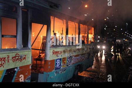 Dhaka, Bangladesh. 25 octobre, 2013. Un bus incendiés par des manifestants du Bangladesh burns sur une rue au cours d'une manifestation à Paris le 25 octobre 2013. Trois manifestants ont été tués à travers le Bangladesh et plus de 100 000 militants de l'opposition se sont rassemblés dans la capitale, Dhaka, d'exiger que le Premier Ministre Sheikh Hasina de fumer et de l'ordre dans le cadre de sondages d'un gouvernement intérimaire. Banque D'Images