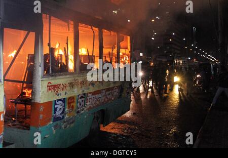 Dhaka, Bangladesh. 25 octobre, 2013. Un bus incendiés par des manifestants du Bangladesh burns sur une rue au cours d'une manifestation à Paris le 25 octobre 2013. Trois manifestants ont été tués à travers le Bangladesh et plus de 100 000 militants de l'opposition se sont rassemblés dans la capitale, Dhaka, d'exiger que le Premier Ministre Sheikh Hasina de fumer et de l'ordre dans le cadre de sondages d'un gouvernement intérimaire. Banque D'Images