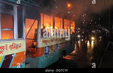 Dhaka, Bangladesh. 25 octobre, 2013. Un bus incendiés par des manifestants du Bangladesh burns sur une rue au cours d'une manifestation à Paris le 25 octobre 2013. Trois manifestants ont été tués à travers le Bangladesh et plus de 100 000 militants de l'opposition se sont rassemblés dans la capitale, Dhaka, d'exiger que le Premier Ministre Sheikh Hasina de fumer et de l'ordre dans le cadre de sondages d'un gouvernement intérimaire. Banque D'Images