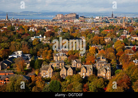 Edinburgh, Ecosse, Royaume-Uni. 25 octobre, 2013. Le soleil sélectionne les couleurs d'automne sur le buisson pouvant atteindre 12-15 pieds d'arbres de la capitale écossaise. Mais les météorologues sont plus que d'avertissement de tempête est sur son chemin. Banque D'Images