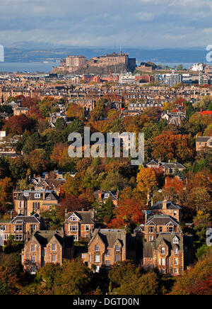 Edinburgh, Ecosse, Royaume-Uni. 25 octobre, 2013. Le soleil sélectionne les couleurs d'automne sur le buisson pouvant atteindre 12-15 pieds d'arbres de la capitale écossaise. Mais les météorologues sont plus que d'avertissement de tempête est sur son chemin. Banque D'Images