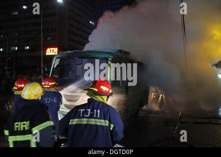 Dhaka, Bangladesh. 25 octobre, 2013. Les pompiers éteindre le feu couvant bangladais de l'épave un bus auraient été incendiés par des manifestants du Bangladesh burns sur une rue au cours d'une manifestation à Paris le 25 octobre 2013. Trois manifestants ont été tués à travers le Bangladesh et plus de 100 000 militants de l'opposition se sont rassemblés dans la capitale, Dhaka, d'exiger que le Premier Ministre Sheikh Hasina de fumer et de l'ordre dans le cadre de sondages d'un gouvernement intérimaire. Banque D'Images