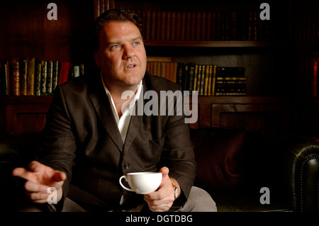 Bryn Terfel JONES CBE, le chanteur d'opéra baryton basse gallois en discussion assis dans une salle de dessin. Banque D'Images