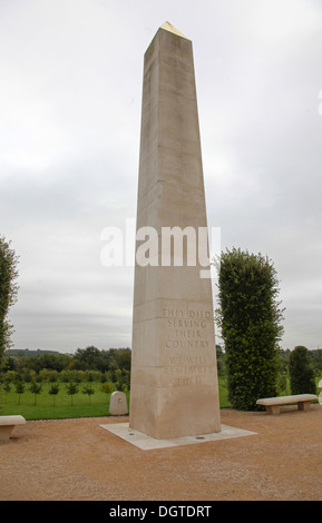 L'obélisque dans les Forces armées, Mémorial National Memorial Arboretum Alrewas, près de Lichfield, dans le Staffordshire, Angleterre, RU Banque D'Images