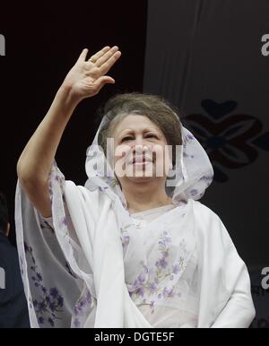 Dhaka, Bangladesh. 25 octobre, 2013. Parti nationaliste du Bangladesh (BNP) président, chef de l'opposition, et deux fois ex-premier ministre, Khaleda Zia, les vagues lors d'un rassemblement organisé par la BNP-led 18-alliance Parti à Dhaka le 25 octobre, 2013 Dhaka, Bangladesh trois manifestants ont été tués à travers le Bangladesh et plus de 100 000 militants de l'opposition se sont rassemblés dans la capitale, Dhaka, d'exiger que le Premier Ministre Sheikh Hasina de fumer et de l'ordre dans le cadre de sondages d'un gouvernement intérimaire. STR ©Monirul Alam Monirul Alam : Crédit/ZUMAPRESS.com/Alamy Live News Banque D'Images