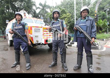 Dhaka, Bangladesh. 25 octobre, 2013. La police bangladaise montent la garde pendant un rassemblement à Dhaka le 25 octobre 2013, 2013 Dhaka, Bangladesh. Six manifestants ont été tués à travers le Bangladesh et plus de 100 000 militants de l'opposition se sont rassemblés dans la capitale, Dhaka, d'exiger que le Premier Ministre Sheikh Hasina de fumer et de l'ordre dans le cadre de sondages d'un gouvernement intérimaire. ©Monirul Alam Monirul Alam : Crédit/ZUMAPRESS.com/Alamy Live News Banque D'Images