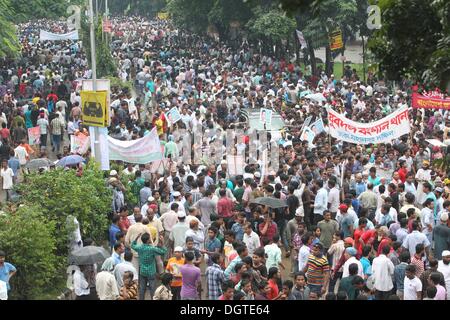 Dhaka, Bangladesh. 25 octobre, 2013. Une vue du dessus du Parti nationaliste du Bangladesh (BNP) rassemblement organisé par la BNP-led 18-alliance Parti à Dhaka le 25 octobre, 2013 Dhaka, Bangladesh. Six manifestants ont été tués à travers le Bangladesh et plus de 100 000 militants de l'opposition se sont rassemblés dans la capitale, Dhaka, d'exiger que le Premier Ministre Sheikh Hasina de fumer et de l'ordre dans le cadre de sondages d'un gouvernement intérimaire. ©Monirul Alam Monirul Alam : Crédit/ZUMAPRESS.com/Alamy Live News Banque D'Images