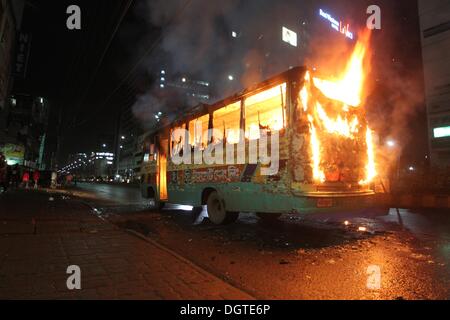 Dhaka, Bangladesh. 25 octobre, 2013. Un bus est incendiée par des manifestants du Bangladesh et des brûlures sur une rue au cours d'une manifestation à Paris le 25 octobre 2013, 2013 Dhaka, Bangladesh. Six manifestants ont été tués à travers le Bangladesh et plus de 100 000 militants de l'opposition se sont rassemblés dans la capitale, Dhaka, d'exiger que le Premier Ministre Sheikh Hasina de fumer et de l'ordre dans le cadre de sondages d'un gouvernement intérimaire. ©Monirul Alam Monirul Alam : Crédit/ZUMAPRESS.com/Alamy Live News Banque D'Images