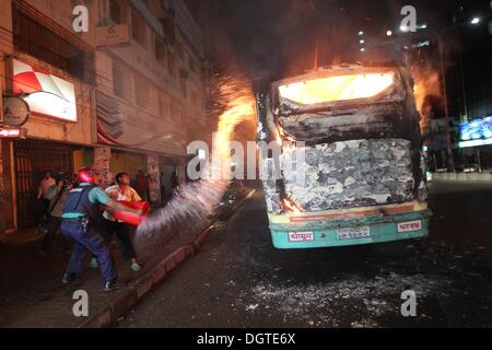 Dhaka, Bangladesh. 25 octobre, 2013. Une dose de police un bus incendiés par des manifestants du Bangladesh burns sur une rue au cours d'une manifestation à Paris le 25 octobre, 2013 Dhaka, Bangladesh. Six manifestants ont été tués à travers le Bangladesh et plus de 100 000 militants de l'opposition se sont rassemblés dans la capitale, Dhaka, d'exiger que le Premier Ministre Sheikh Hasina de fumer et de l'ordre dans le cadre de sondages d'un gouvernement intérimaire. ©Monirul Alam Monirul Alam : Crédit/ZUMAPRESS.com/Alamy Live News Banque D'Images
