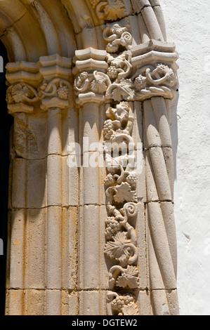 Le Portugal, l'Algarve, Luz de Tavira, le style Manuélin portail de l'église Banque D'Images