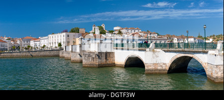 Le Portugal, l'Algarve, le pont médiéval à Tavira Banque D'Images