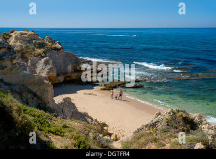 Le Portugal, l'Algarve une petite crique presque vide près de Albufeira Banque D'Images