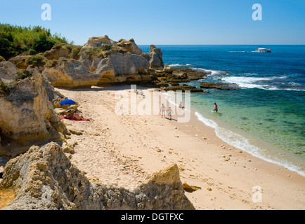 Le Portugal, l'Algarve une petite crique presque vide près de Albufeira Banque D'Images