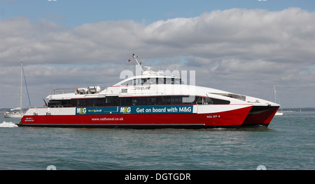 Red line Red Funnel Jet 4 passagers à l'approche de Cowes, île de Wight, Hampshire, Angleterre Banque D'Images