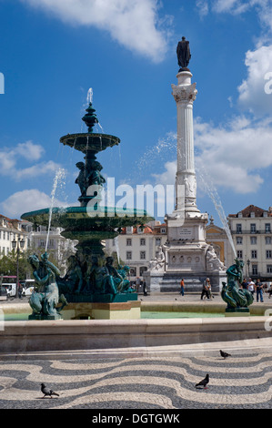 Portugal, Lisbonne ; la place Rossio, Praça de Dom Pedro IV ; une fontaine baroque et la colonne et statue de Dom Pedro IV Banque D'Images