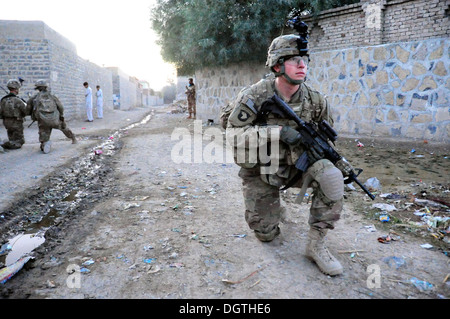 Soldats aéroportés de l'armée américaine lors d'une patrouille avec les forces de l'armée afghane le 20 octobre 2013 dans la province de Khost, Khel Madi, l'Afghanistan. Banque D'Images