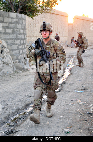 Soldats aéroportés de l'armée américaine lors d'une patrouille avec les forces de l'armée afghane le 20 octobre 2013 dans la province de Khost, Khel Madi, l'Afghanistan. Banque D'Images