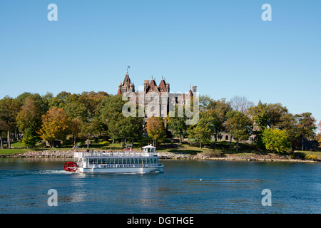 New York, Alexandria. La Voie maritime du Saint-Laurent, des Mille-Îles. Bateau-mouche et en face de château Boldt. Banque D'Images