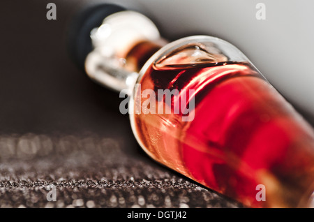 Bouteilles en verre décoratif avec de l'alcool, selective focus Banque D'Images