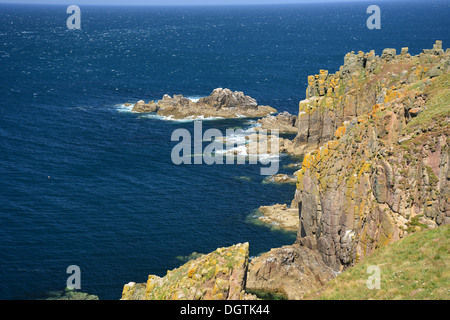 Côte Rocheuse à Land's End, Cornwall, Péninsule de Penwith, Angleterre, Royaume-Uni Banque D'Images