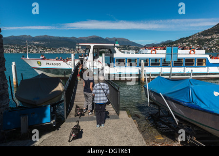 Passagers débarqués du ferry de l'eau. Le lac de Lugano. Le tessin. La Suisse Banque D'Images